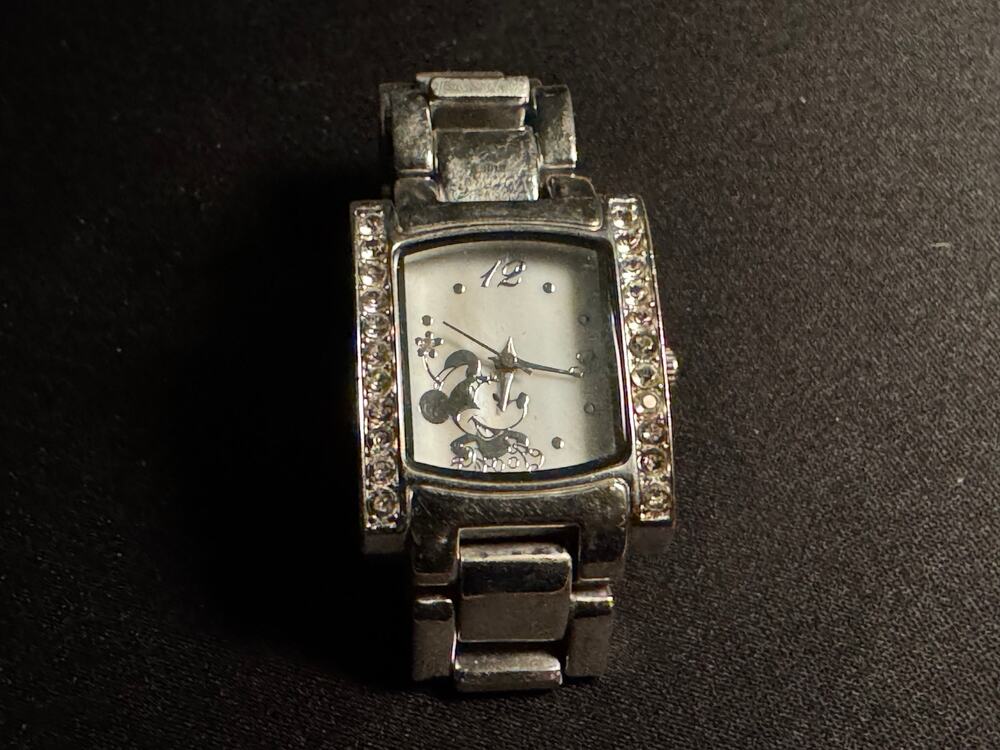 Disney Mickey MN2065 Silver Tone Watch Needs Battery